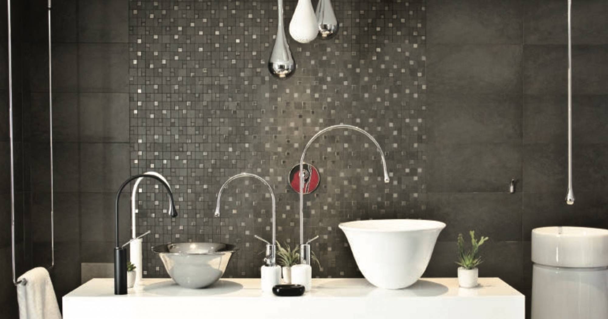 Salle de bains avec murs et sol en mosaïque grès cérame plaine masse marron avec inserts en platine véritable