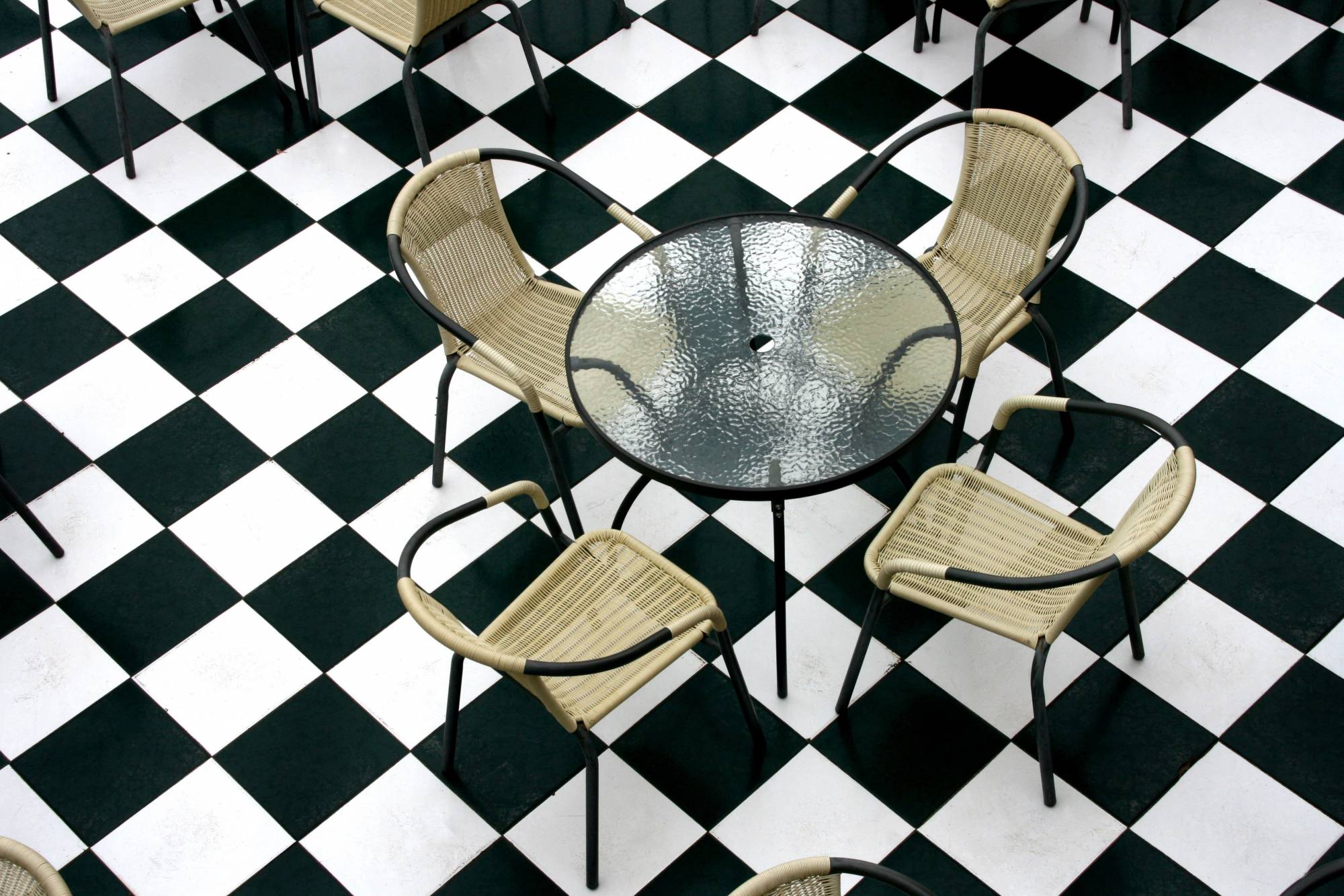 Sol terrasse de café avec damier noir et blanc en grès cérame