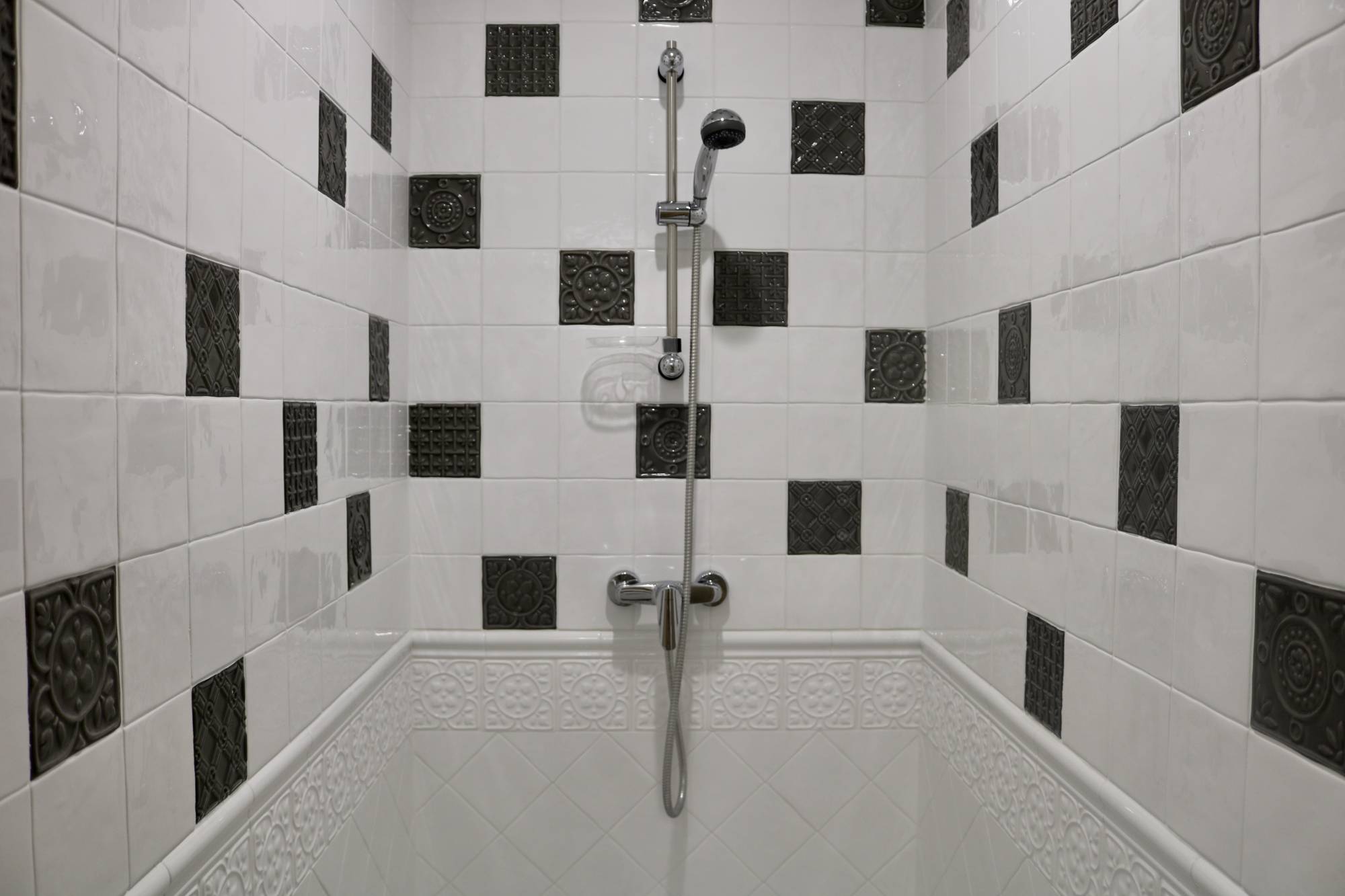 Petite douche avec carreaux Décors London en gris et carreaux London Unis en blanc