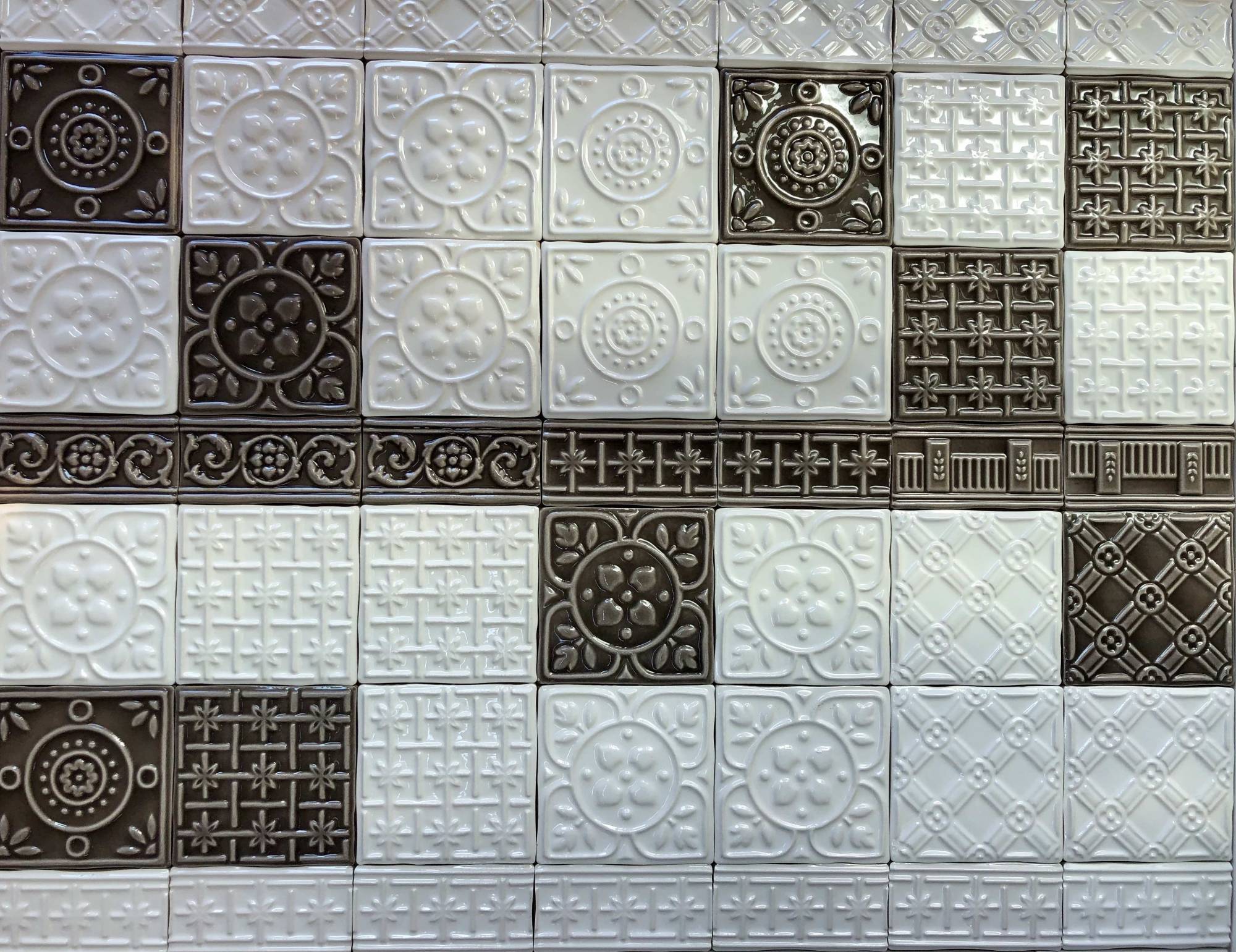 Patchwork de Carreaux Reliefs London en Céramique Blanc et Gris