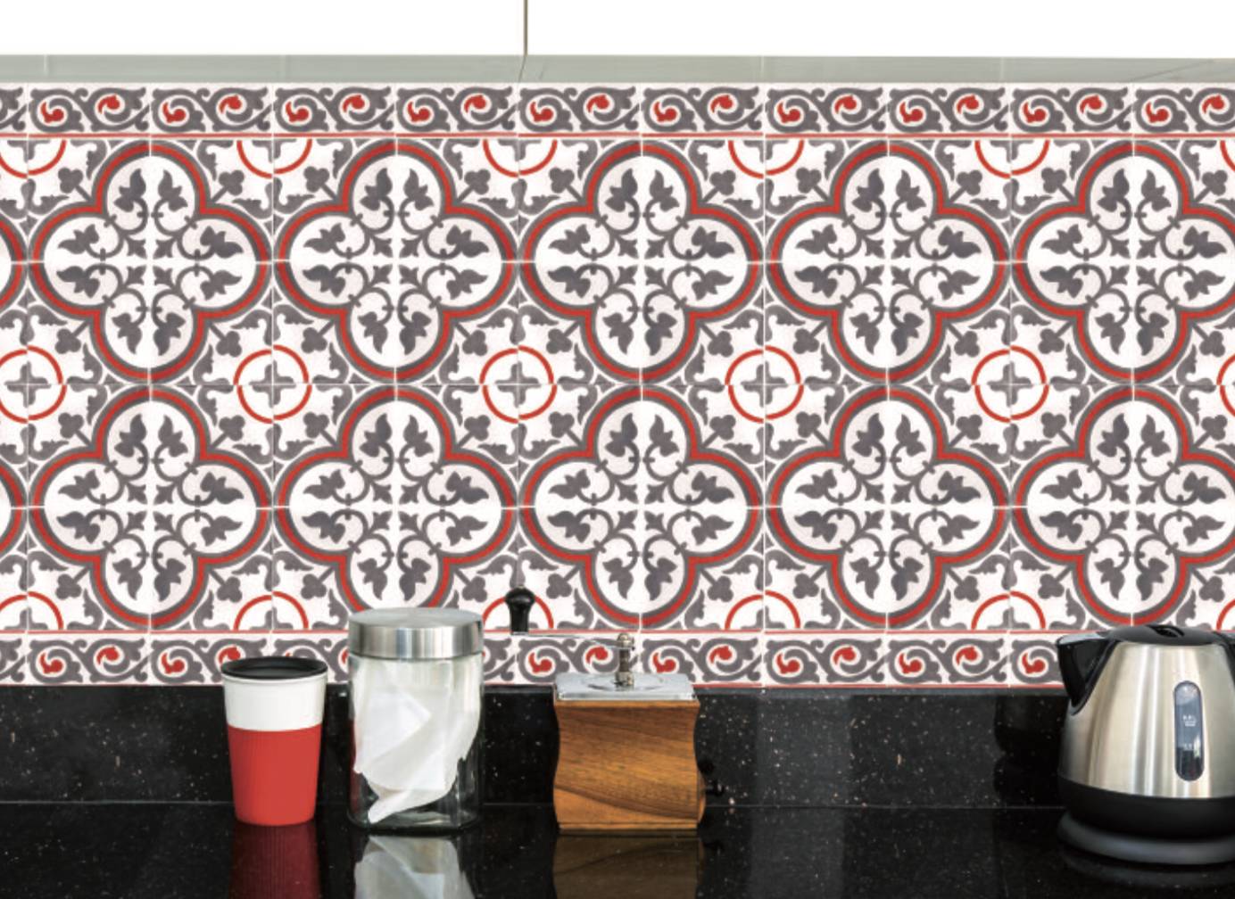 Crédence de cuisine réalisée en carreaux de faience émaillée sérigraphie à la main en France