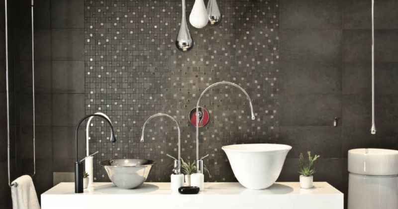 Salle de bains avec murs et sol en mosaïque grès cérame plaine masse marron avec inserts en platine véritable