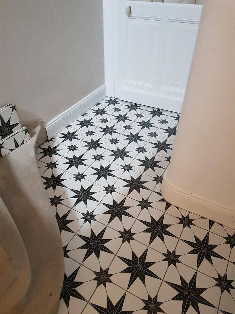 Entrée avec un sol en grès cérame Stella Nero