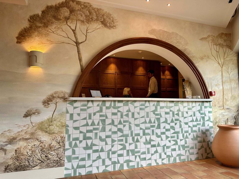 Comptoir d'accueil de l'hotel des Lices à Saint Tropez