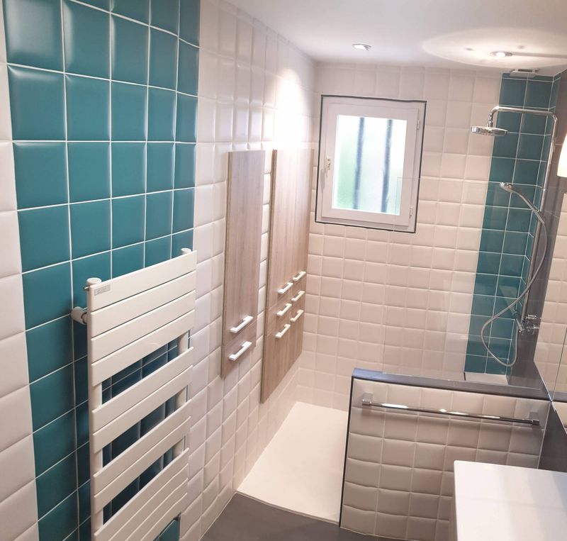 Salle de bains en carreaux 3D Coussin Effet Matelassé Blanc & Turquoise Mat