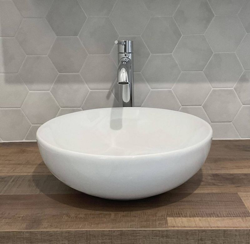 Crédence de salle de bains en Small Hexagones Blancs