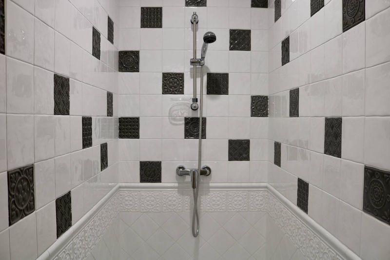 Petite douche avec carreaux Décors London en gris et carreaux London Unis en blanc