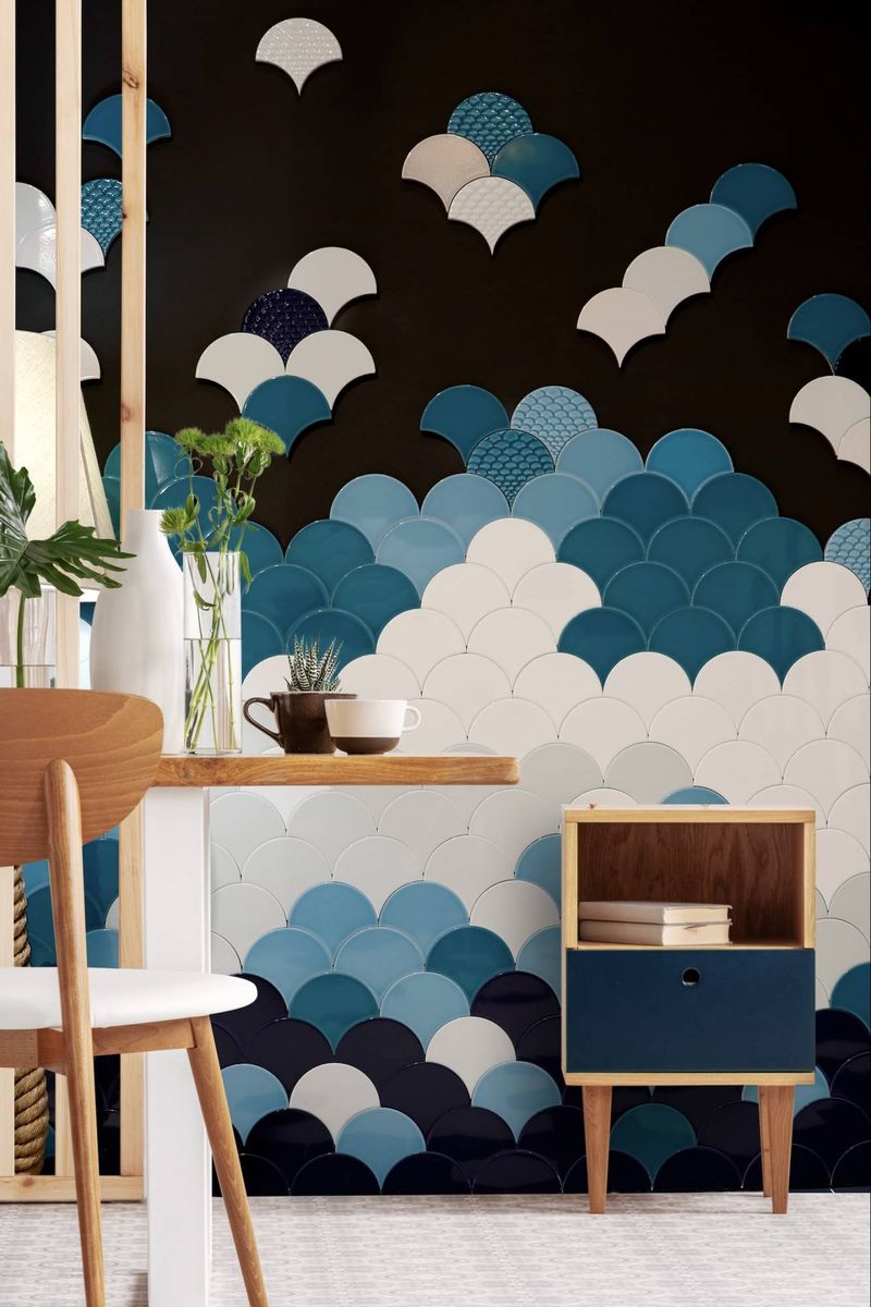 Salle à manger avec mur en mélange coloré d'écailles de poisson