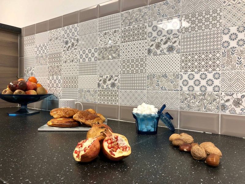 Crédence de cuisine en carreaux plat à motifs en patchwork avec bandes de carreaux Metro biseautés