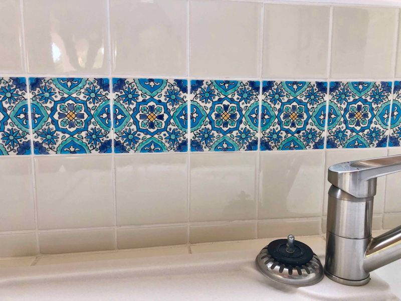 Crédence de Cuisine d'été en carreaux Dorémail Houda Bleu peints à la main et Unis Ivoire