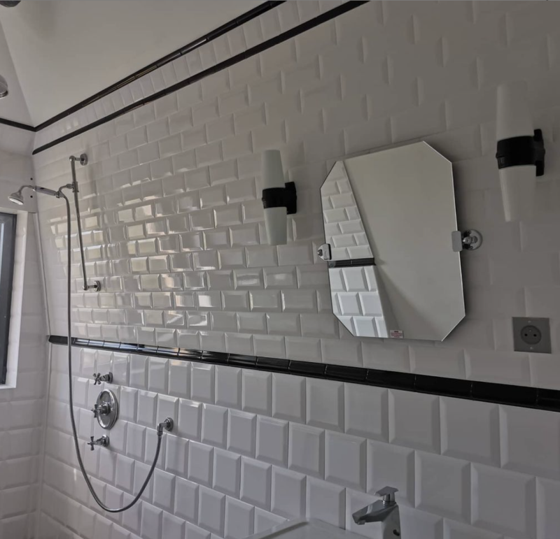 Salle de bains avec carreaux en 15x15cm