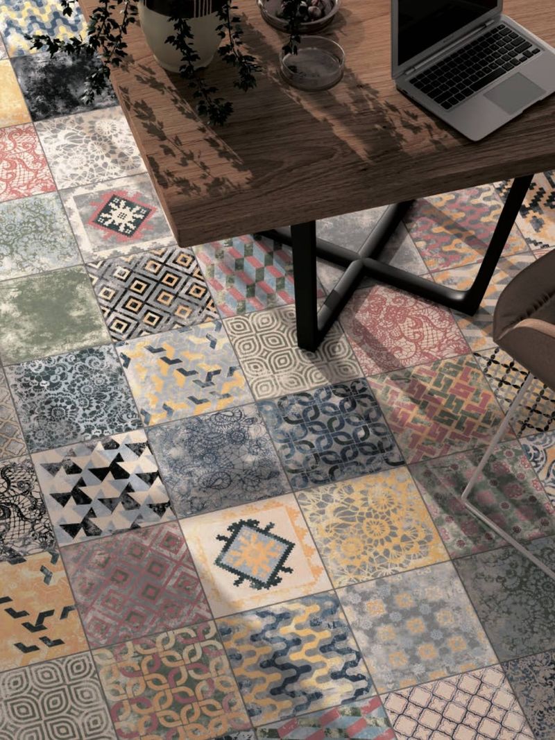Salon avec sol en patchwork Perséo en grès cérame pour une pièce originale, moderne et unique!