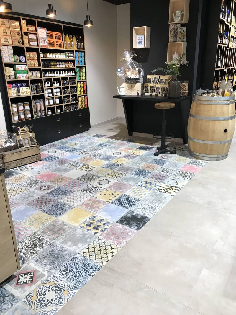 Epicerie avec sol en patchwork Perséo en grès cérame pour une pièce originale, moderne et unique!