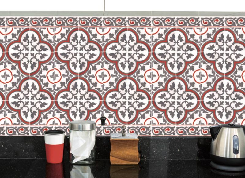 Crédence de cuisine réalisée en carreaux de faience émaillée sérigraphie à la main en France