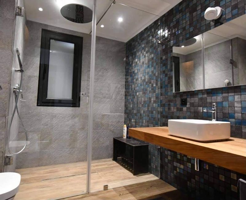 Salle de bains en mosaïque pâte de verre gris explosif 5x5 cm